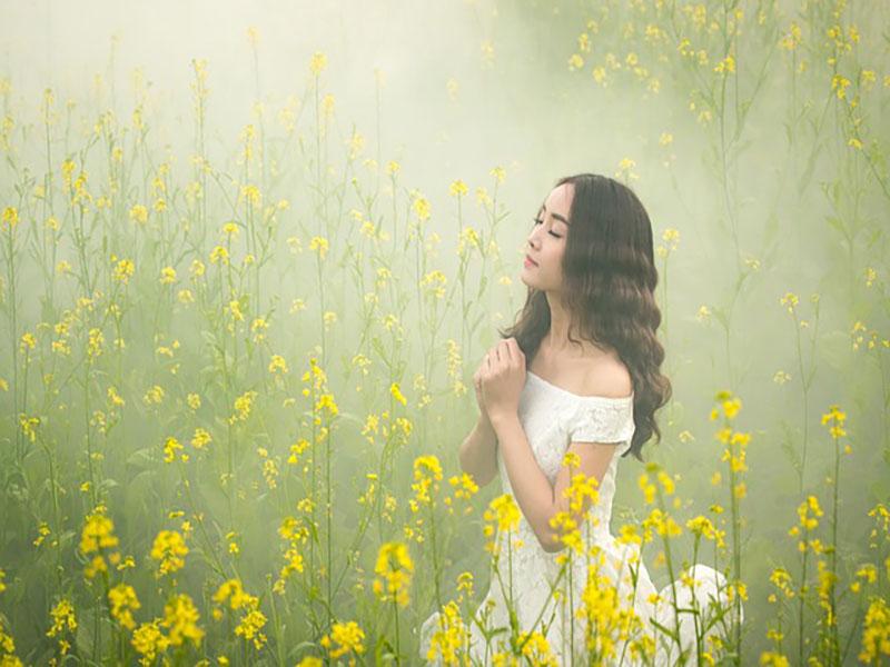 minimalist chiffon wedding dress